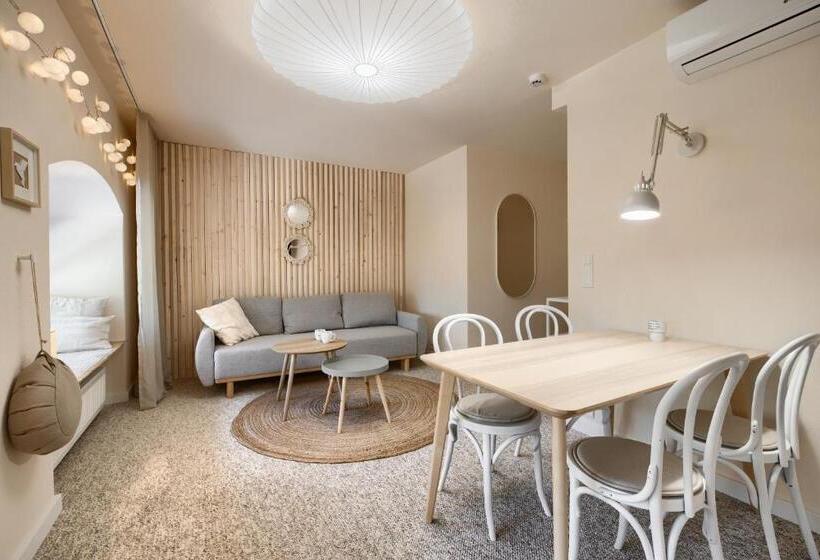 شقة غرفة واحدة, Pałac Pakosław