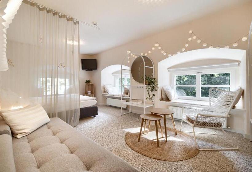 إستوديو قياسى, Pałac Pakosław