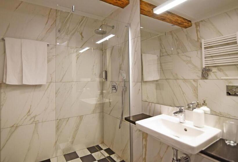 غرفة قياسية ثلاثية, Pałac Pakosław