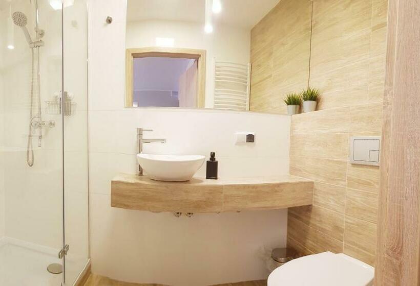 高品质的四人房间, Restauracja Venus