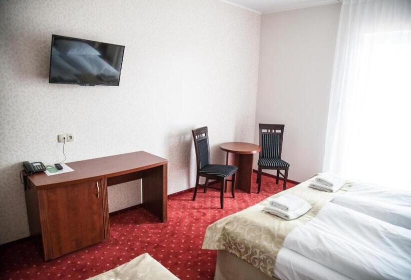 חדר בסיסי לשלושה, Stara Gorzelnia