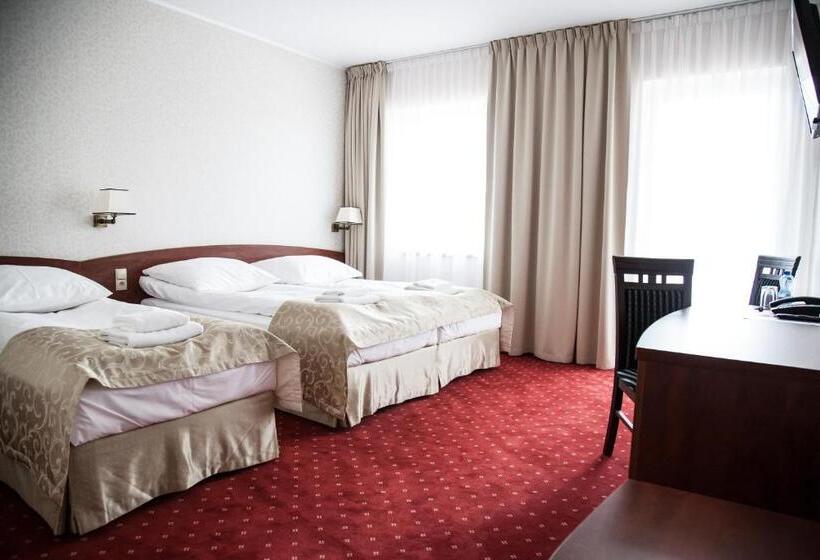 חדר בסיסי לשלושה, Stara Gorzelnia