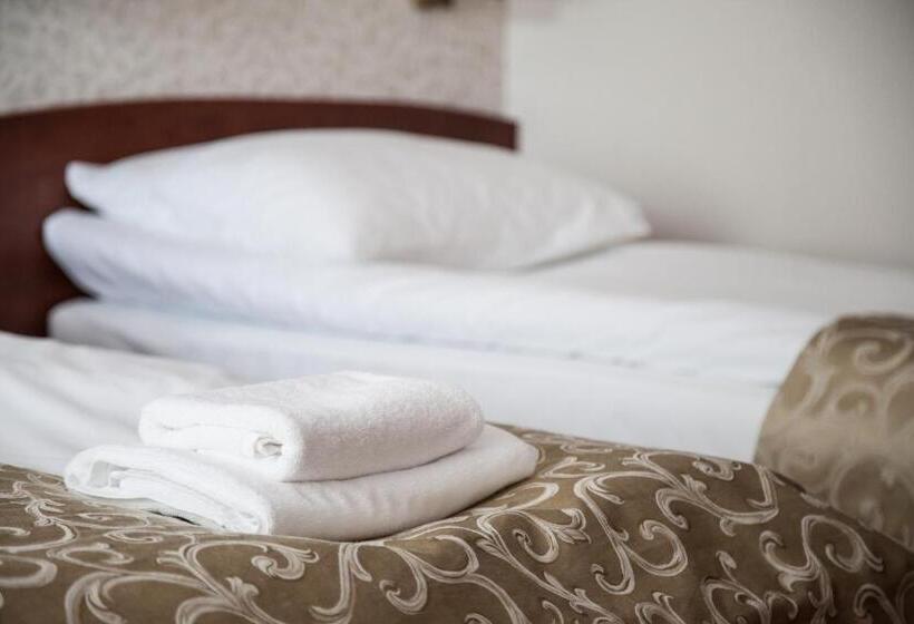 חדר בסיסי לשלושה, Stara Gorzelnia