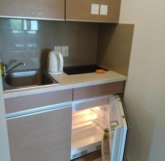 غرفة قياسية ثلاثية, Eleven Pokoje