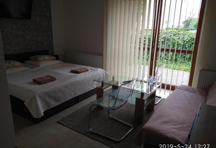 غرفة قياسية ثلاثية, Eleven Pokoje