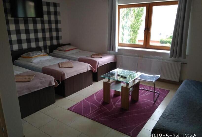 غرفة قياسية رباعية, Eleven Pokoje