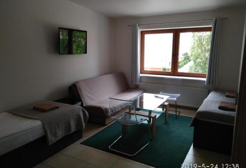 غرفة قياسية رباعية, Eleven Pokoje