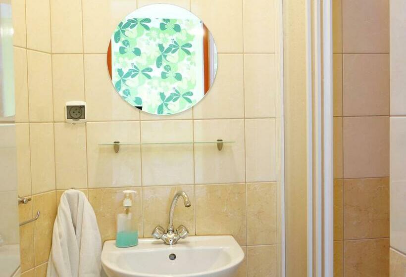 اتاق استاندارد سه نفره, Willa Mona