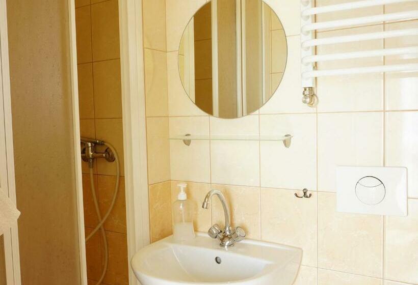 اتاق استاندارد سه نفره, Willa Mona