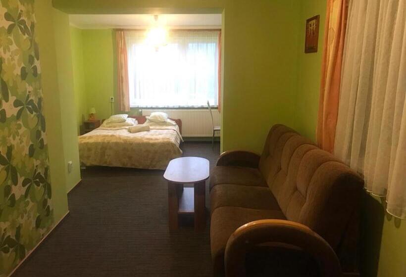 استودیوی استاندارد, Willa Mona