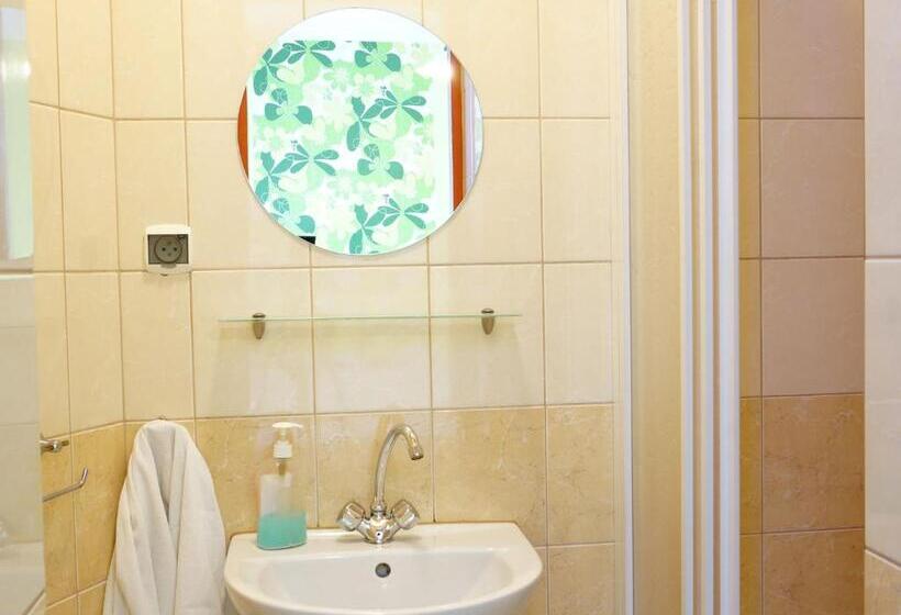 استودیوی استاندارد, Willa Mona