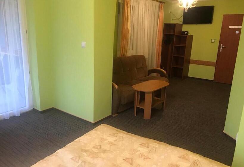 استودیوی استاندارد, Willa Mona