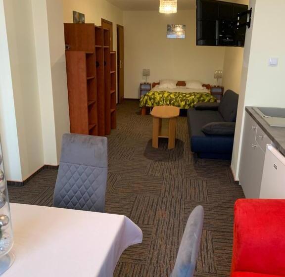 استودیوی استاندارد, Willa Mona