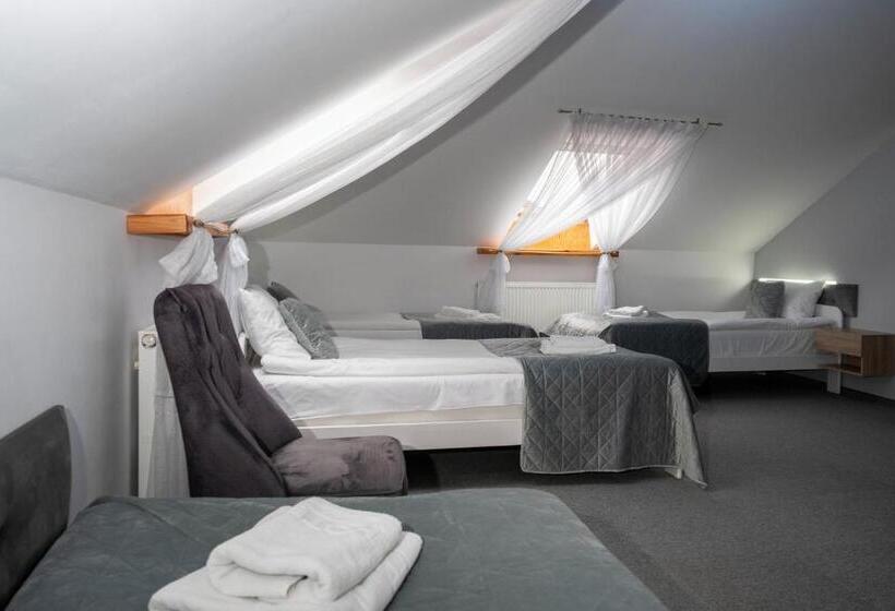 غرفة قياسية رباعية, Perla