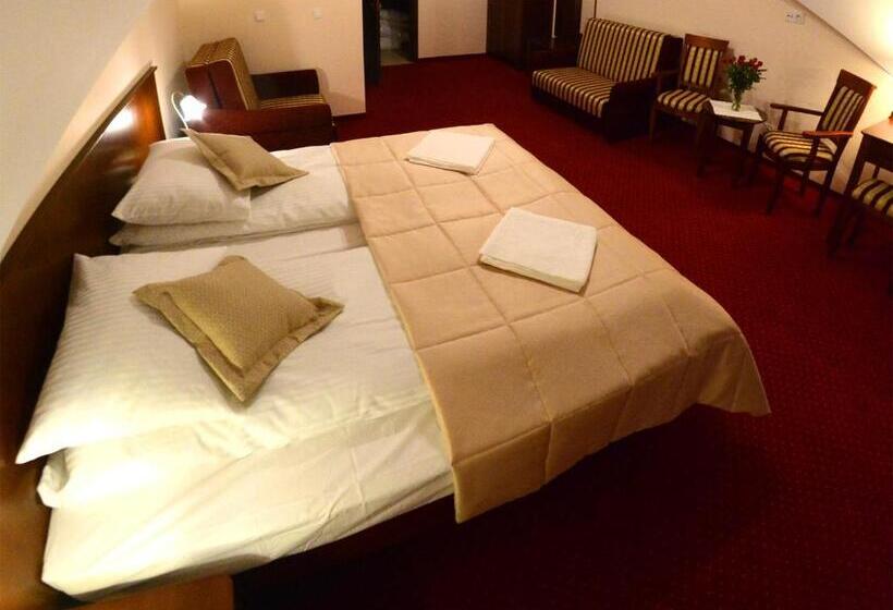 חדר סטנדרטי לחמישה אנשים, Dworek Jamneński