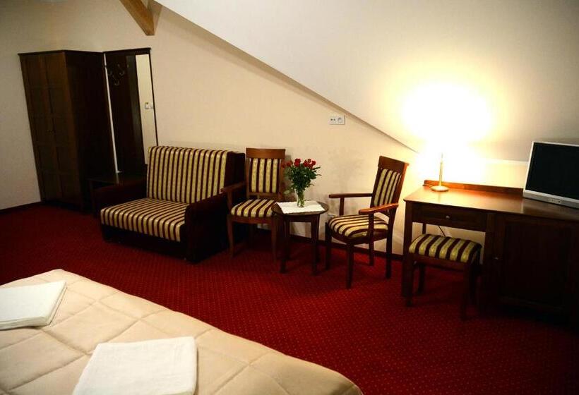 חדר סטנדרטי לחמישה אנשים, Dworek Jamneński