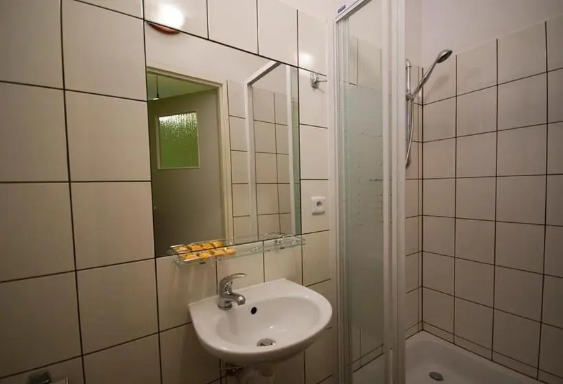 Chambre Quadruple Standard, Iskra