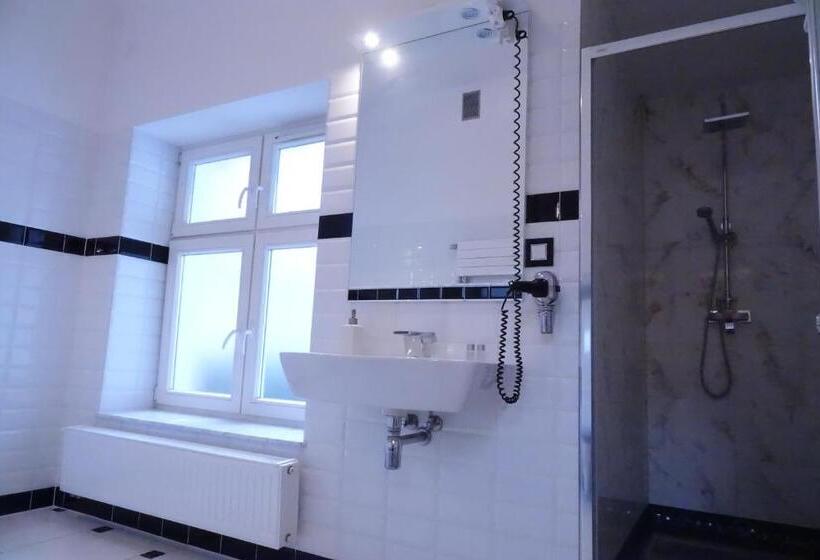 スタンダードスタジオ, Noclegi U Kawalca