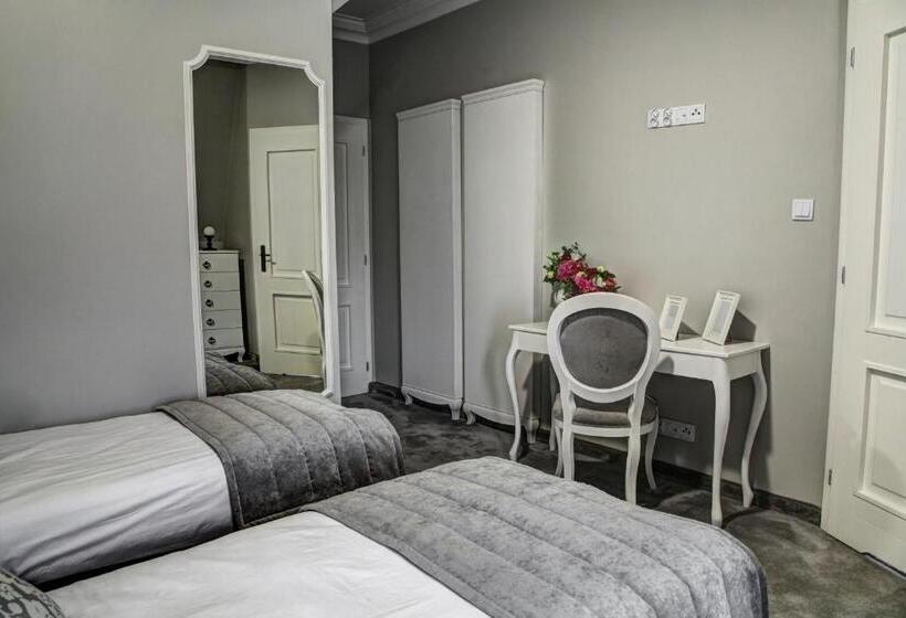 חדר דלוקס, Pałac W Bądzowie