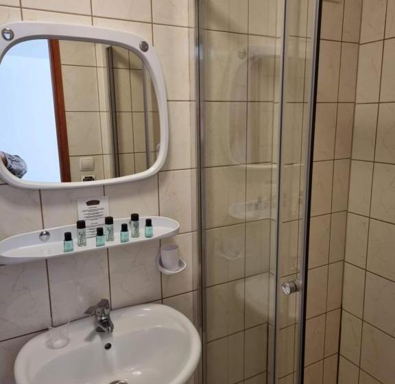 חדר סטנדרט לארבעה, Przy żelaznym Moście