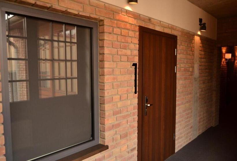 اتاق اکونومی یک تخته, Trybunalska