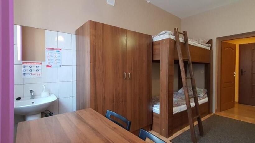 اتاق استاندارد چهارنفره با سرویس بهداشتی مشترک, Hostel Zamość   Pokoje Gościnne