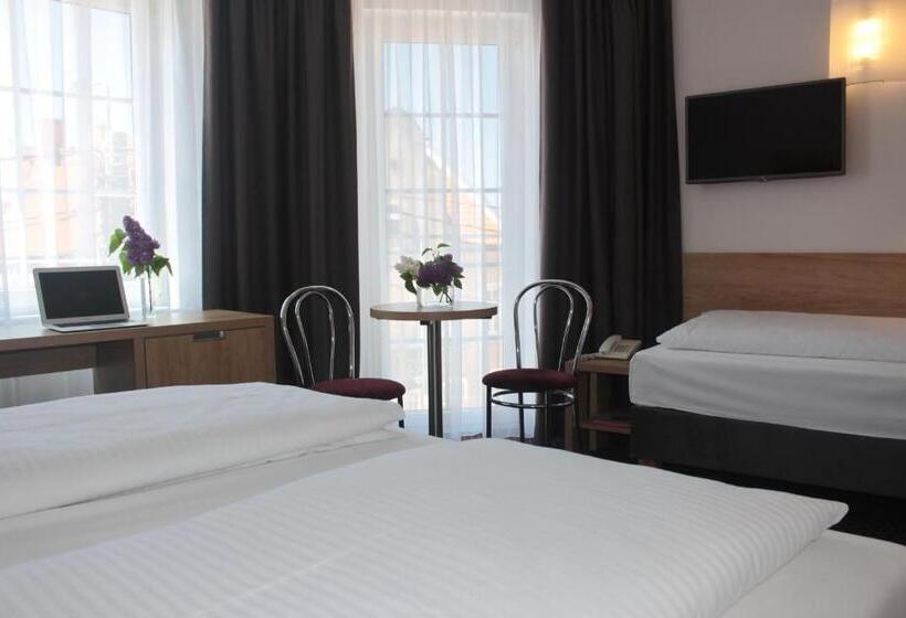 اتاق استاندارد سه نفره, Huszcza