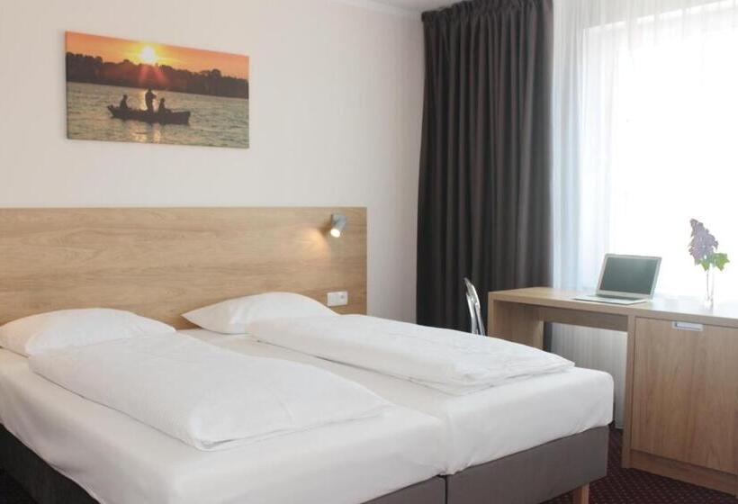 اتاق استاندارد سه نفره, Huszcza