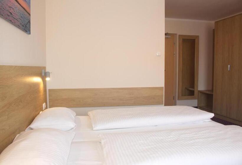 اتاق استاندارد سه نفره, Huszcza