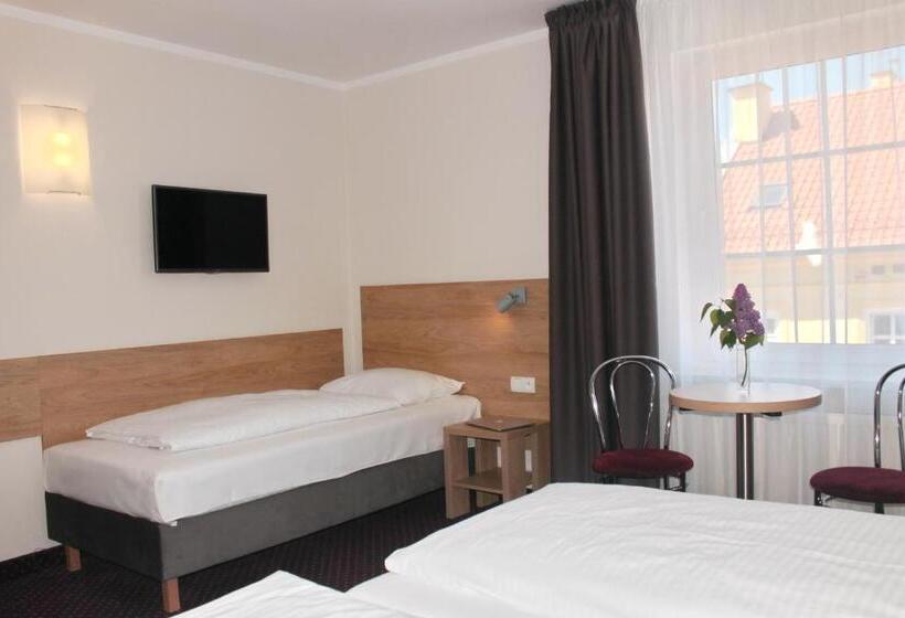 اتاق استاندارد سه نفره, Huszcza