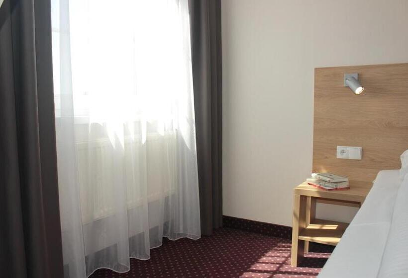 اتاق استاندارد سه نفره, Huszcza