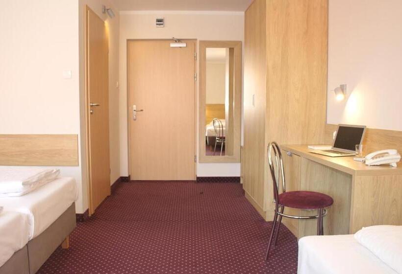 اتاق استاندارد سه نفره, Huszcza