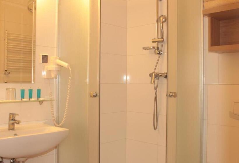 اتاق استاندارد سه نفره, Huszcza