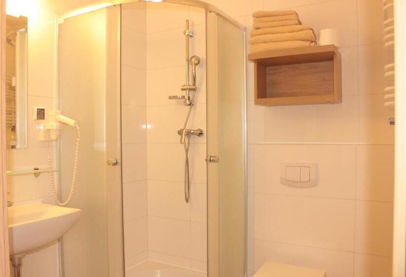 اتاق استاندارد سه نفره, Huszcza