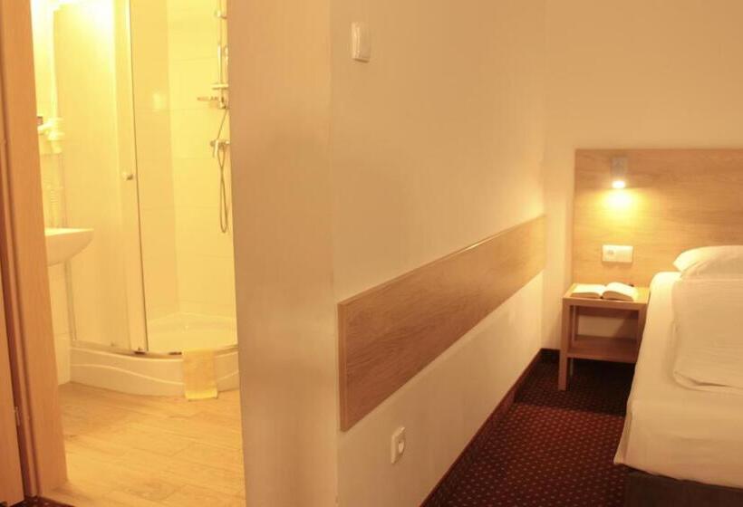 اتاق استاندارد سه نفره, Huszcza