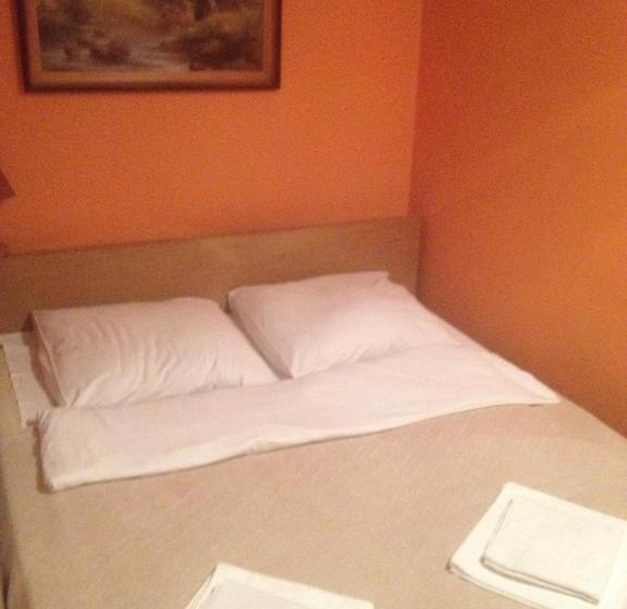 이코노미 룸, Mis