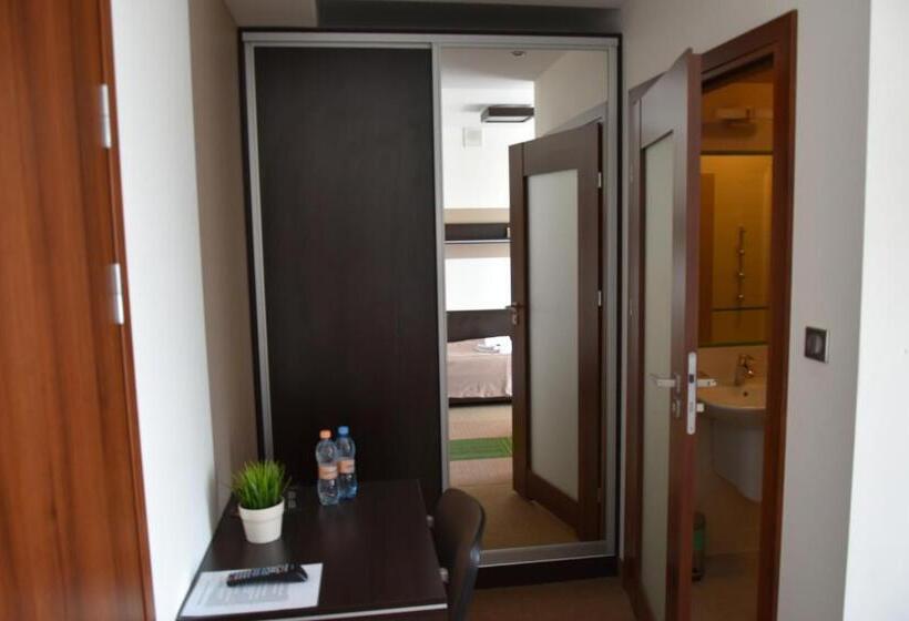 اتاق استاندارد سه نفره, Młoda Europa