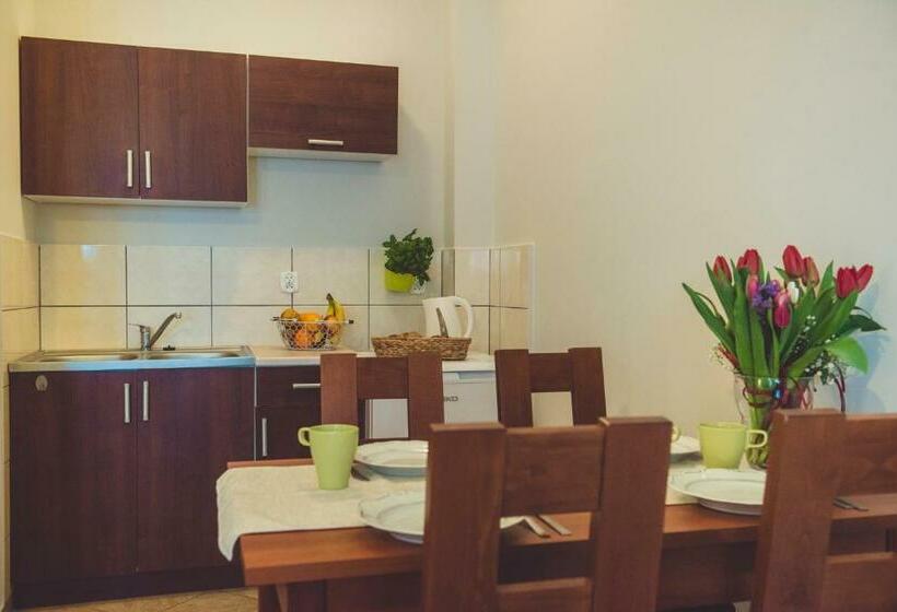 חדר סטנדרט לארבעה, Paradise