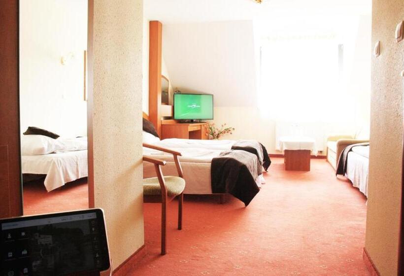 חדר סטנדרט לשלושה, Słowik