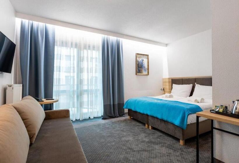 חדר סופריור לשלושה, Słowik