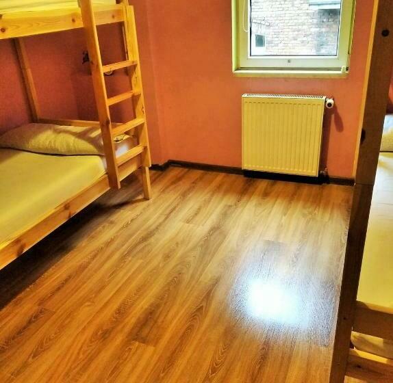 חדר סטנדרטי לארבעה עם חדר אמבטיה משותף, Jopi Hostel Katowice Centrum