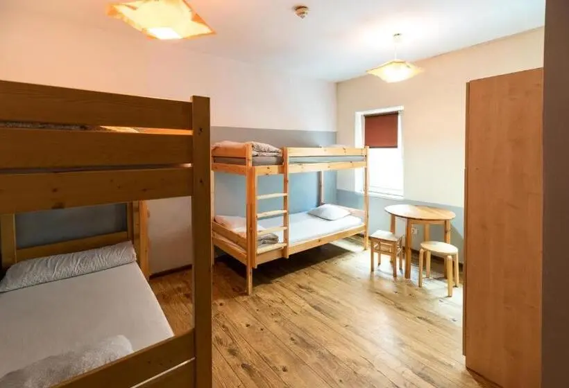 Vuode Makuusalissa, Jopi Hostel Katowice Centrum