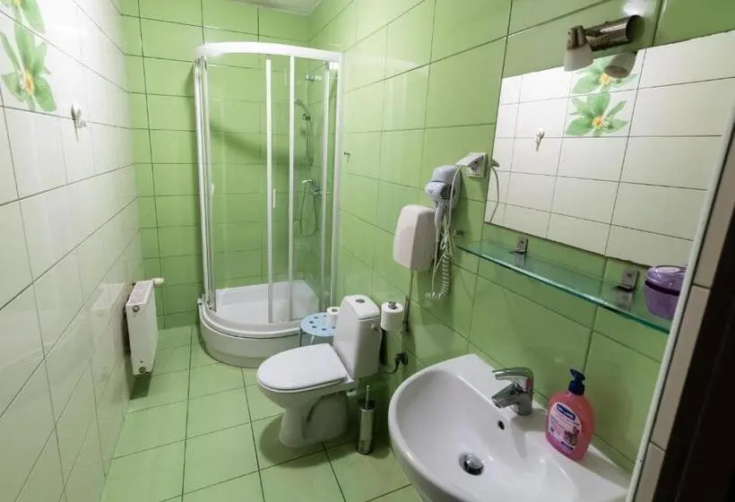 Vuode Makuusalissa, Jopi Hostel Katowice Centrum