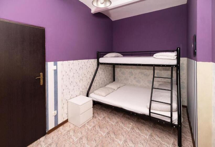 חדר סטנדרט לשלושה עם חדר אמבטיה משוף, Jopi Hostel Katowice Centrum