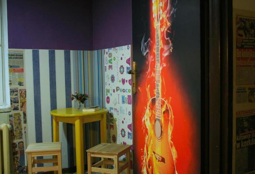 חדר סטנדרט לשלושה עם חדר אמבטיה משוף, Jopi Hostel Katowice Centrum