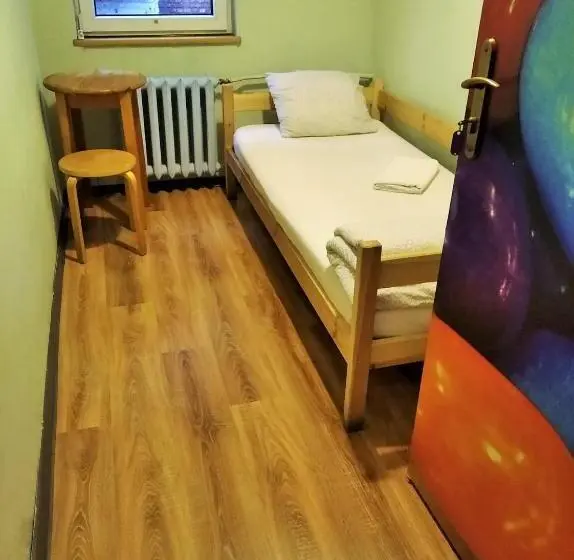 Standard Yhden Hengen Huone Jaettu Kylpyhuone, Jopi Hostel Katowice Centrum
