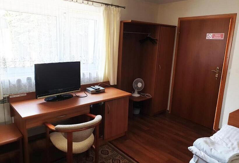 חדר סטנדרט לשלושה, Motel Comet