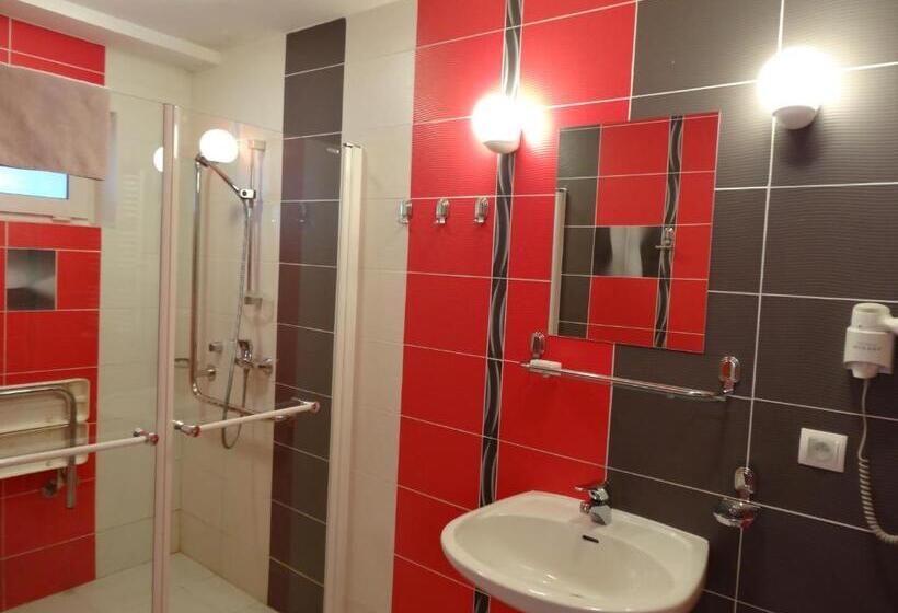 חדר סטנדרט לארבעה, Motel Comet