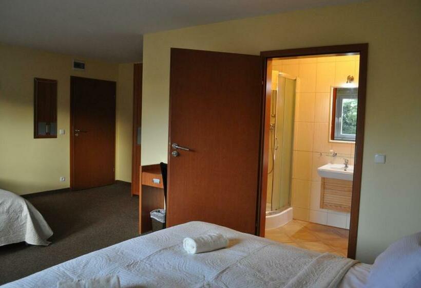 四人标准间, Monali