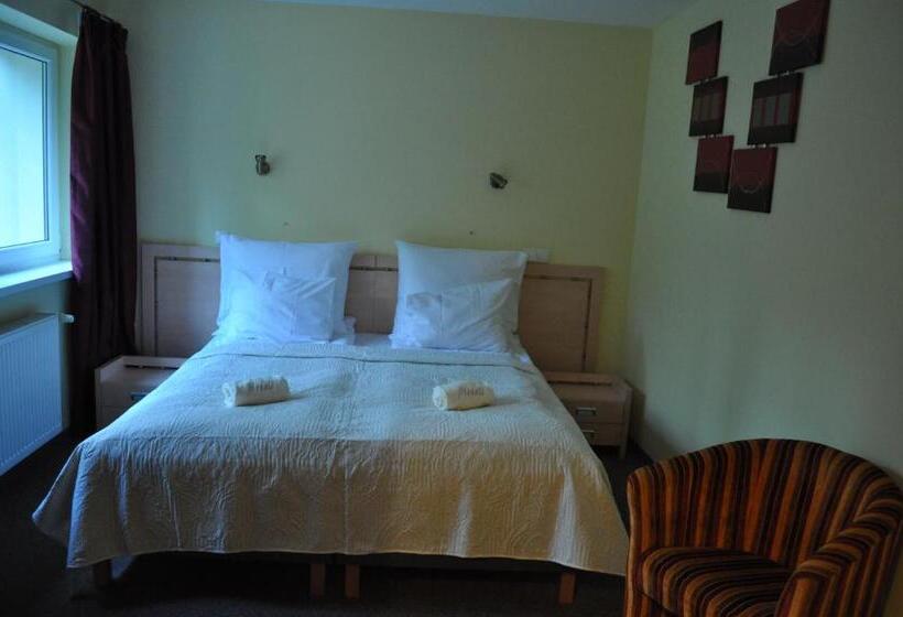 标准房带园景, Monali